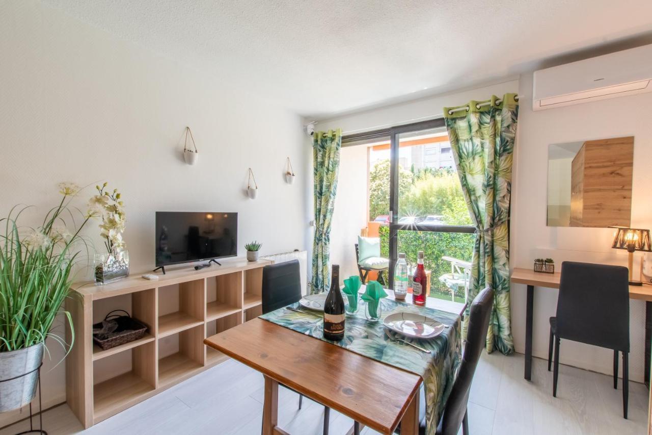 Appartement Les Flamants Roses - Studio Avec Balcon à Nîmes Extérieur photo